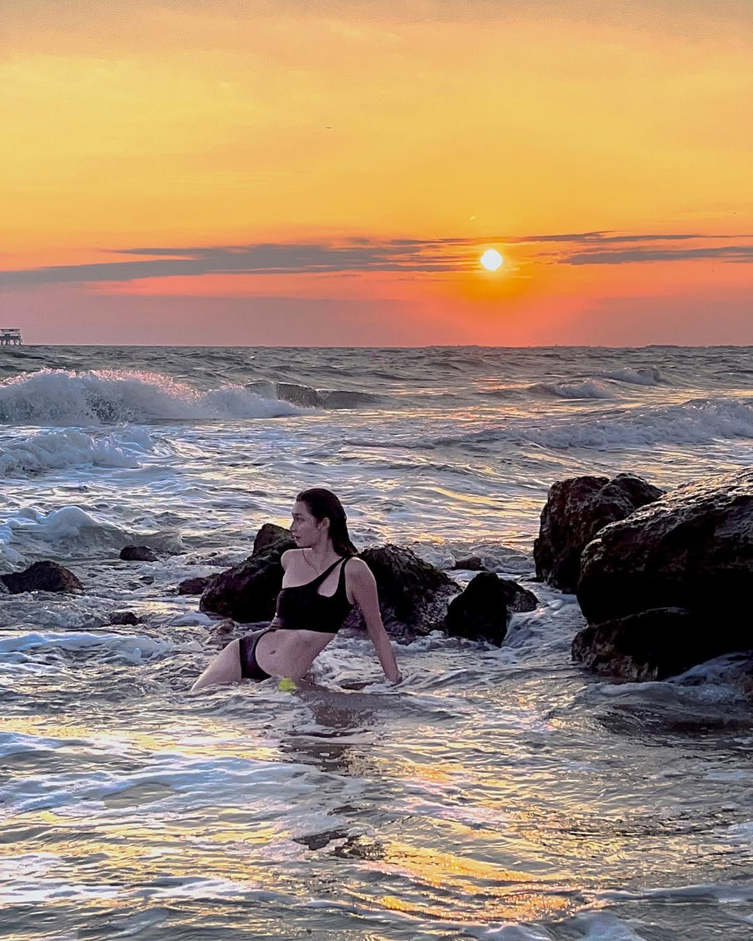 young, wild and beach 🏖️ 
.
right, @marika.hildebrand ?